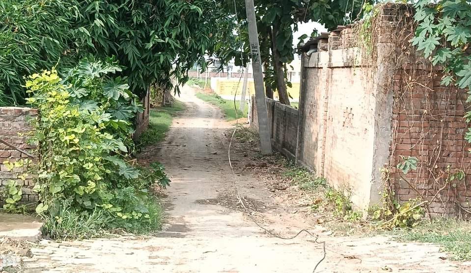 कंदवा के कम्हरिया में जलकर गिरी केबल। संवाद