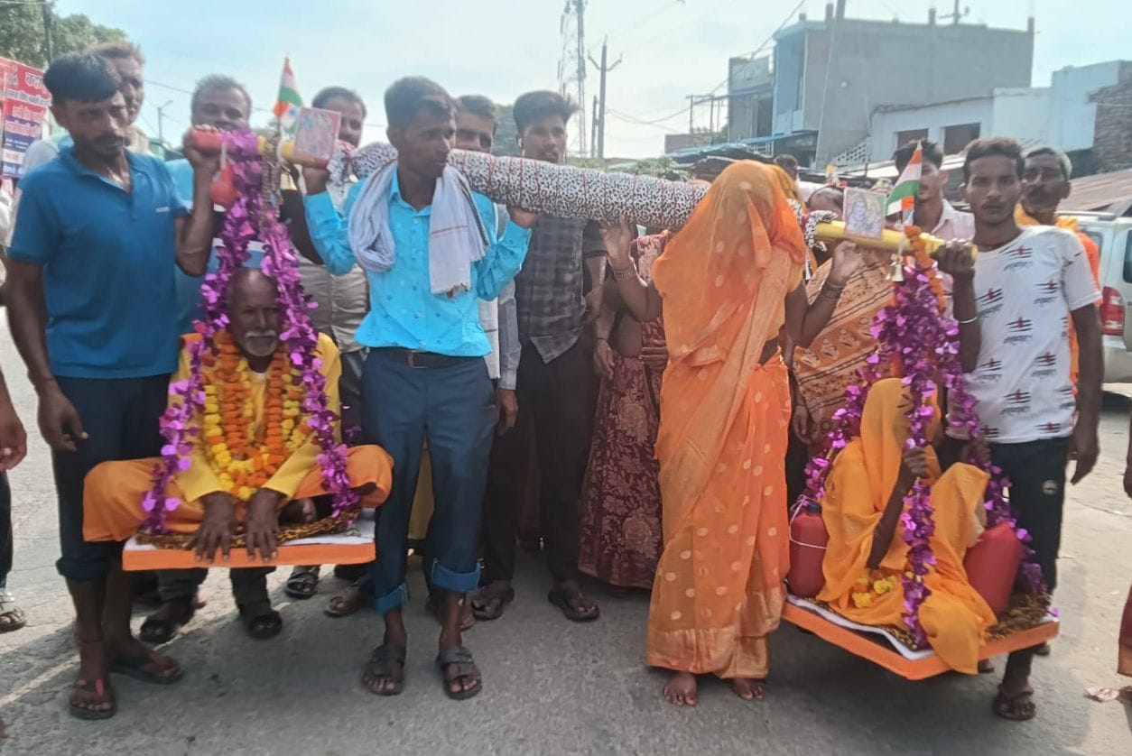 कंधे पर माता पिता को जलाभिषेक के लिए ले जाते कप्तान सिंह। संवाद