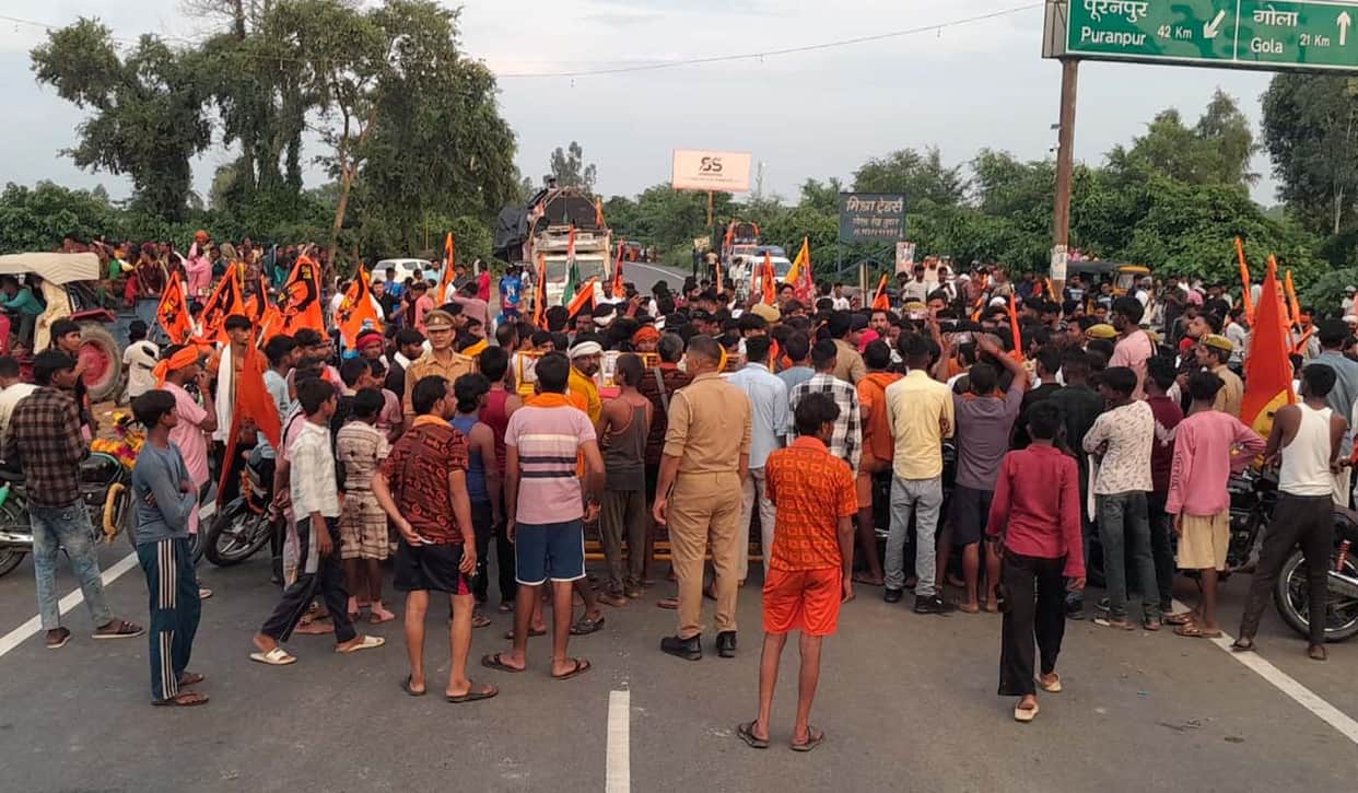 Kanwariya killed and two injured after being hit by a car; three-hour traffic blockade staged in protest.
