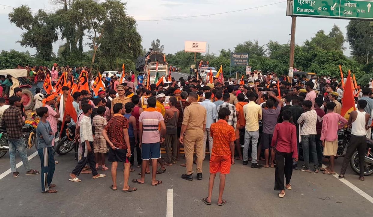 Kanwariya killed and two injured after being hit by a car; three-hour traffic blockade staged in protest.