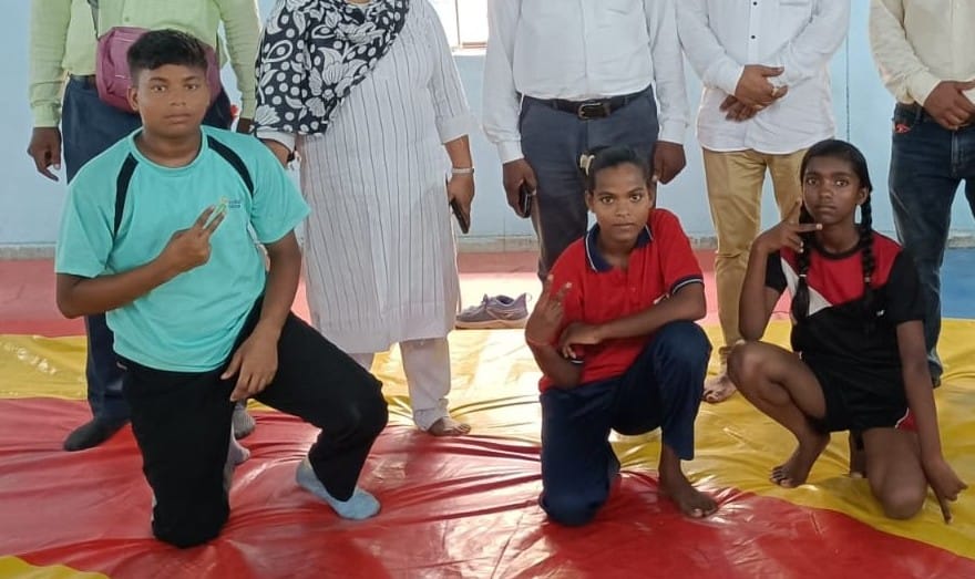 Bhadohi News: मंडलीय कुश्ती में बच्चों ने जीते तीन स्वर्ण और चार रजत पदक