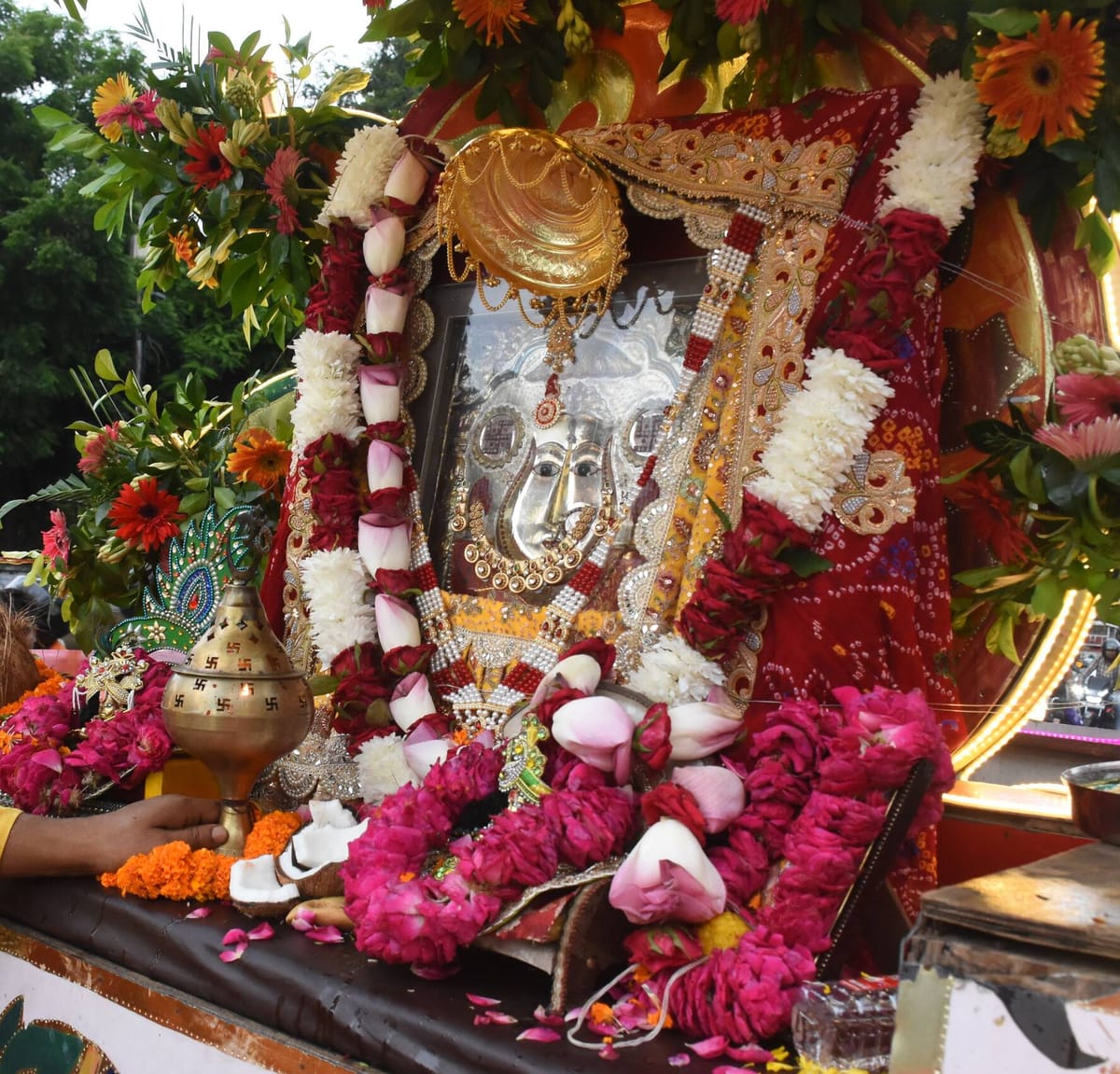 Lucknow News: 301 महिलाओं की मंगल कलश यात्रा से झूला उत्सव का शुभारंभ