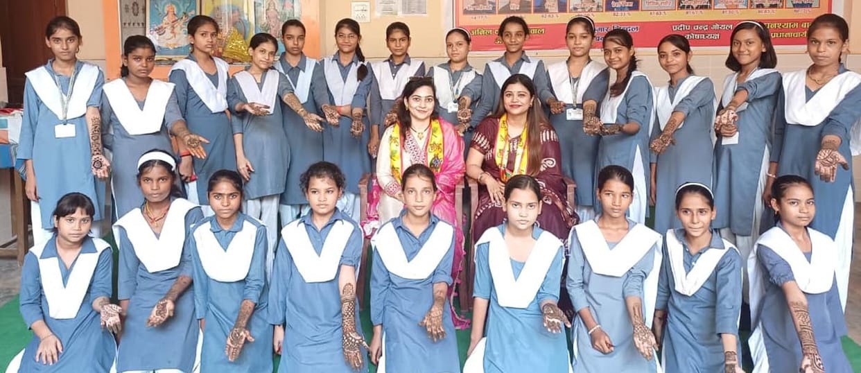 Anshika and Srishti topped the mehndi competition.
