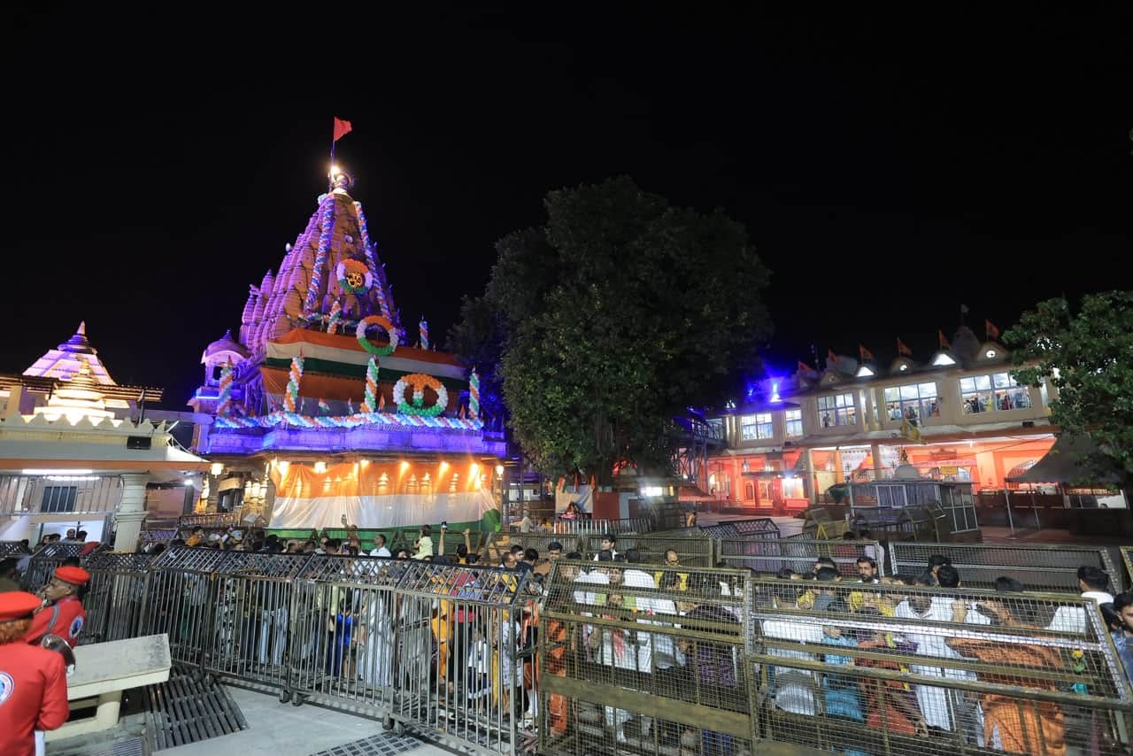 मन्दिर में तैयारियां जारी