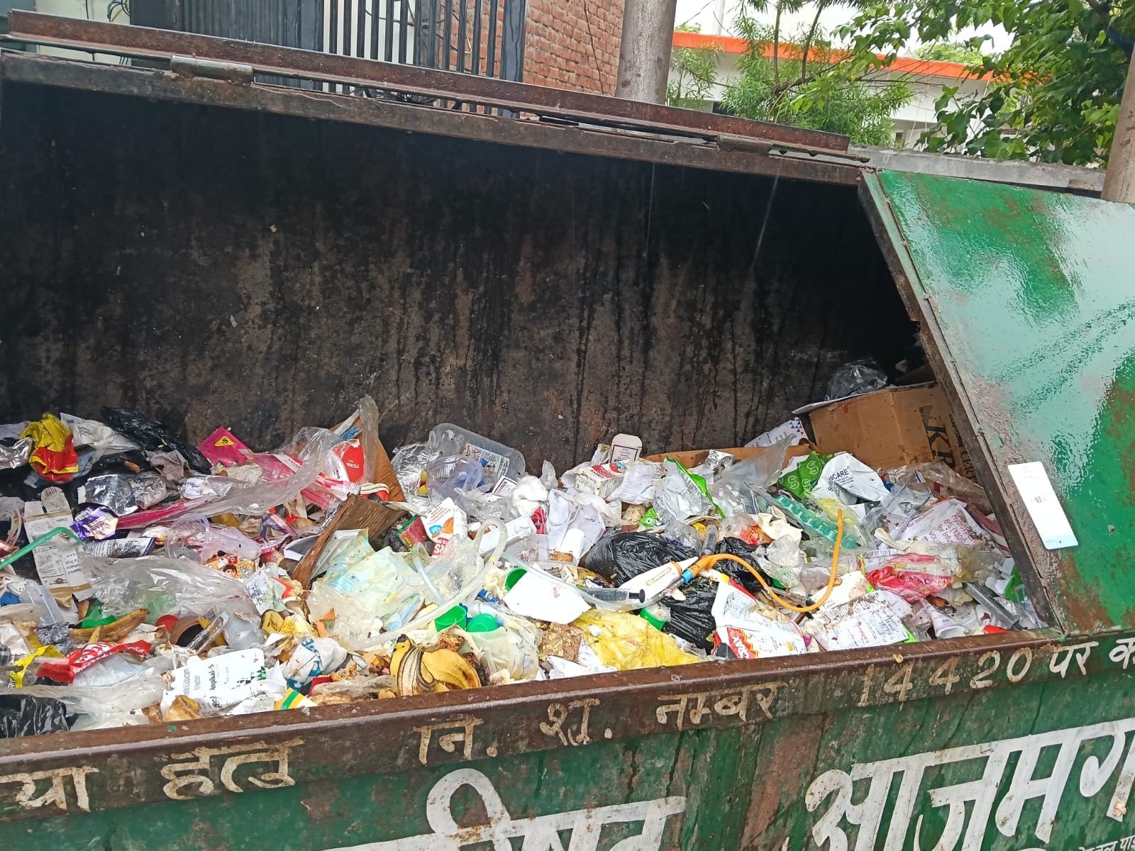 नगर के कूड़ेदान बाक्स में फेंका गया मेडिकल वेस्ट। संवाद