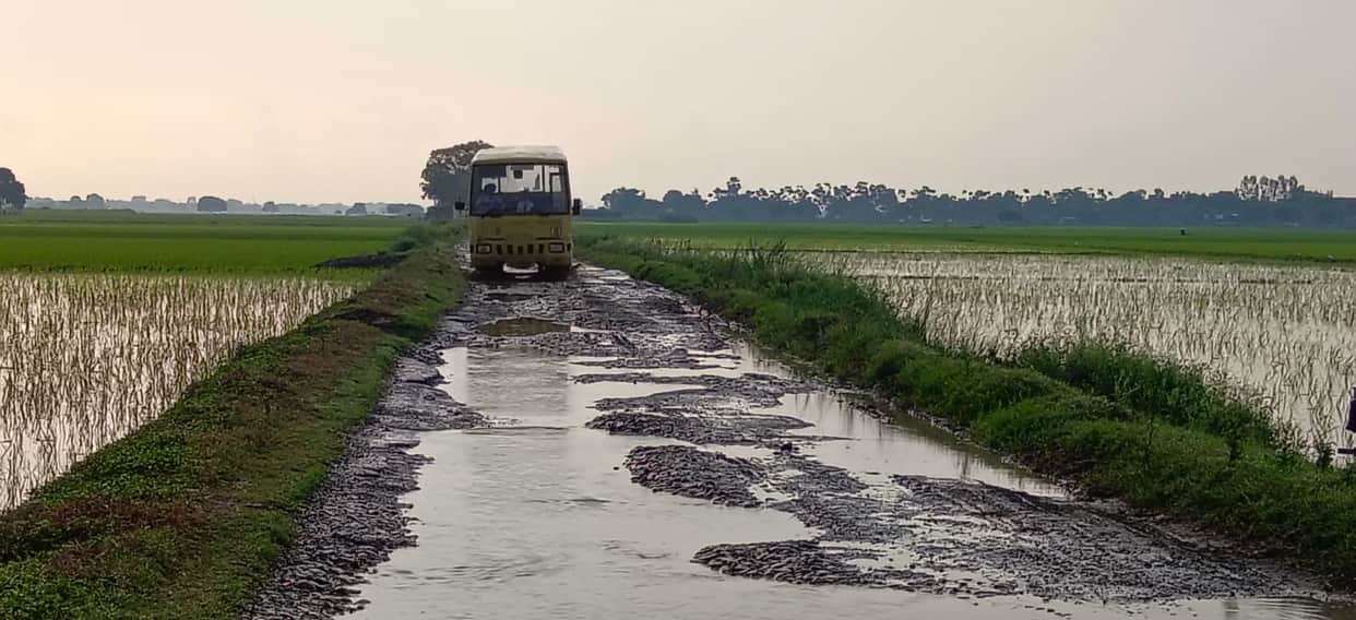 Three-kilometer stretch in bad condition for a year.