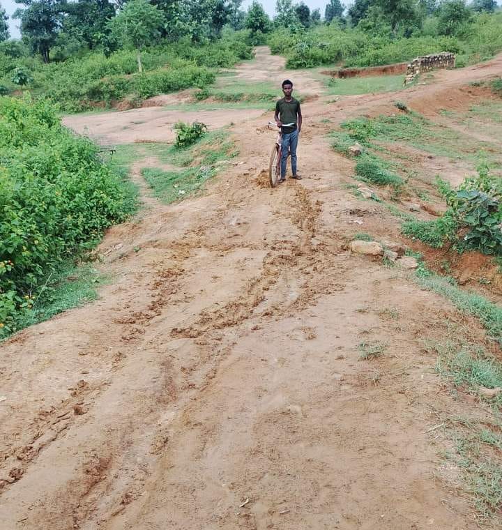 Chandauli News: आकांक्षी जनपद में विकास की आकांक्षा अधूरी, 12 गांवों में नहीं पहुंची सड़क, बिजली और पानी