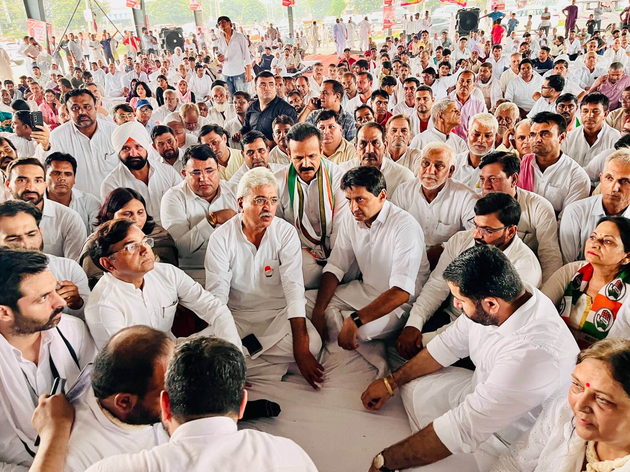 नई अनाज मंडी में सत्याग्रह पर बैठे कांग्रेस प्रदेशाध्यक्ष राव नरेंद्र सिंह व सांसद दीपेंद्र हु