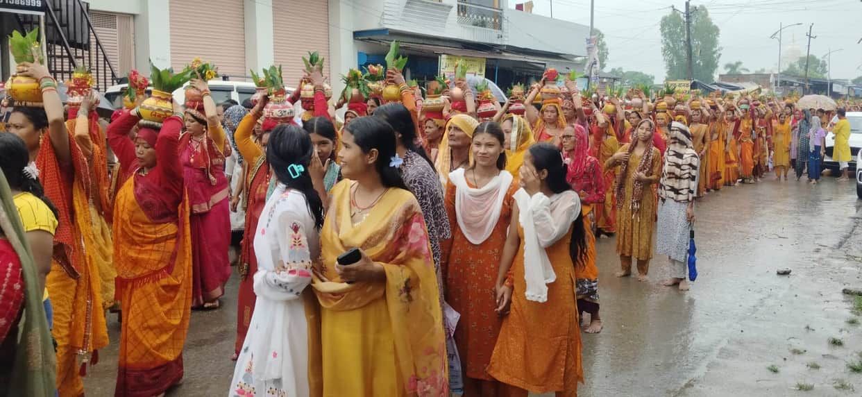 1601 women took out a grand Kalash Yatra in Nanakmatta.