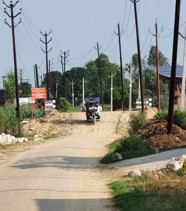 नींदड़ू-अंथाई शेख मार्ग पर स्थित ईकड़ा नदी पर बनी ऊंची पुलिया से उतरता ई-रिक्शा। संवाद (पड़ताल 