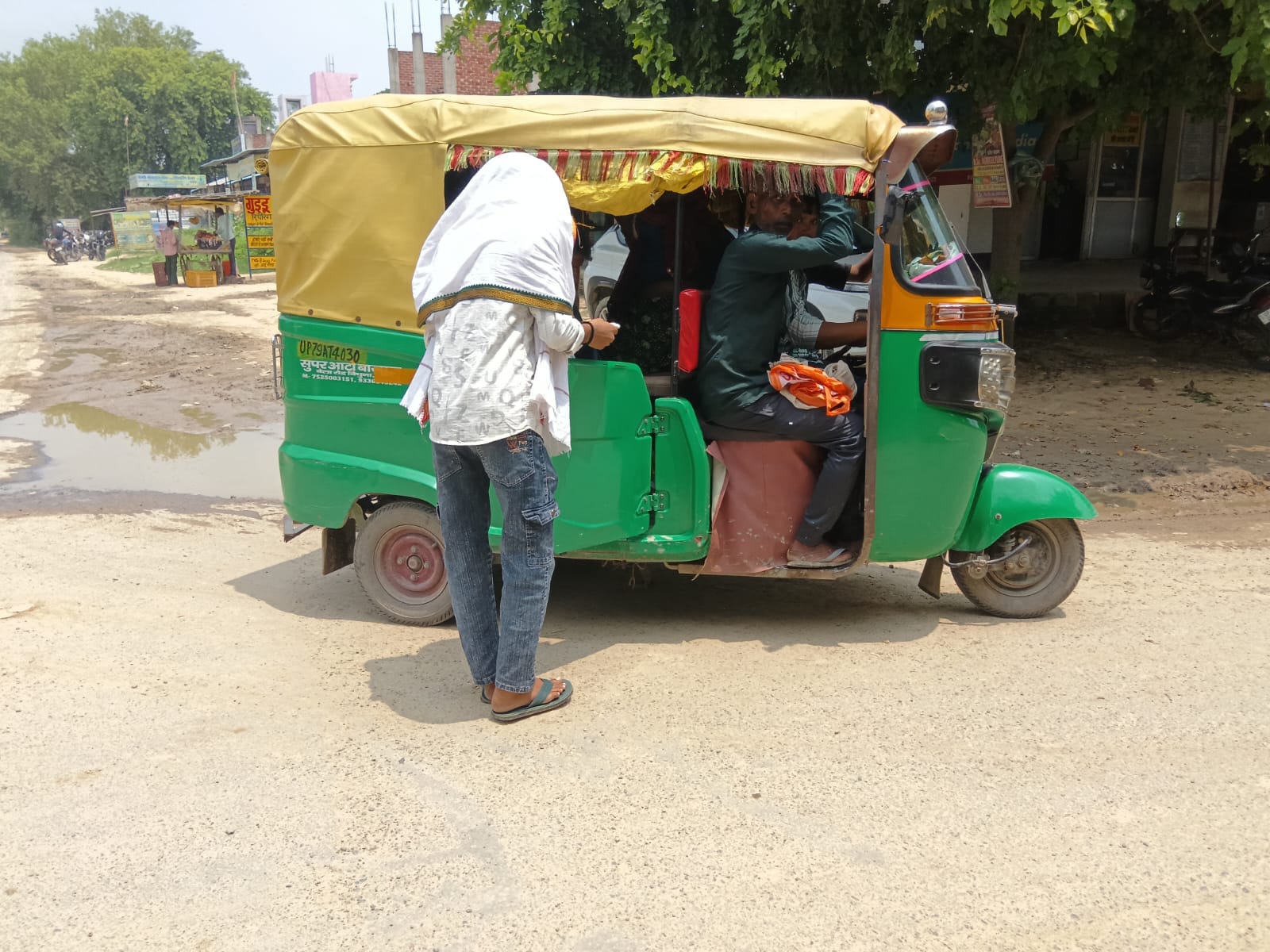ऑटो में बैठकर सफर करते कस्बे के लोग। संवाद
