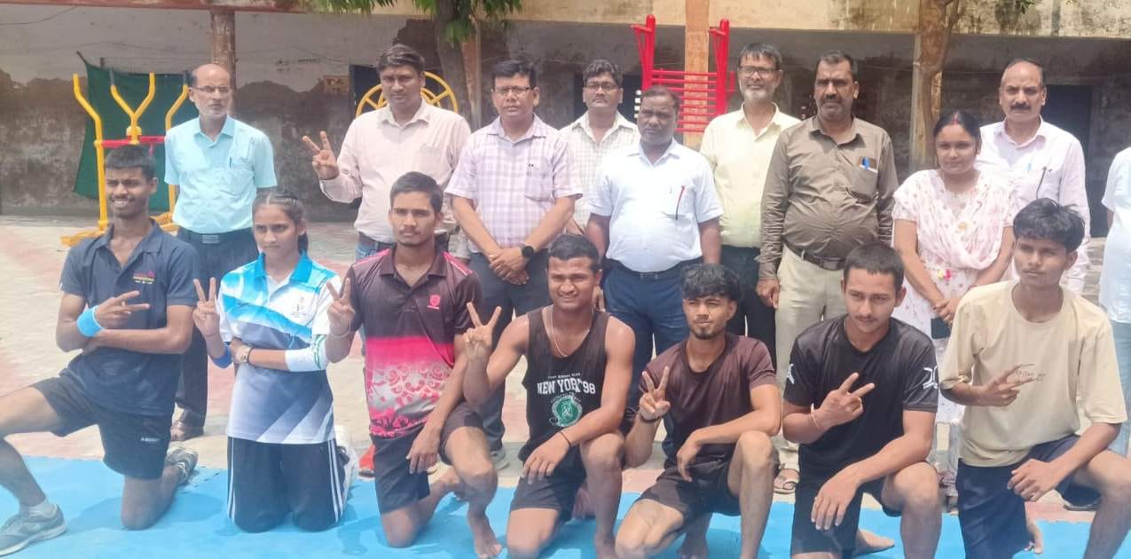 पीडीडीयू नगर में आयोजित जिम्नास्टिक प्रतियोगिता में विजेता खिलाड़ी। स्रोत:-जागरूक पाठक