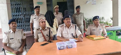 पुलिस के गिरफ्त में नकली करेंसी तस्कर व बरामद जाली नोट