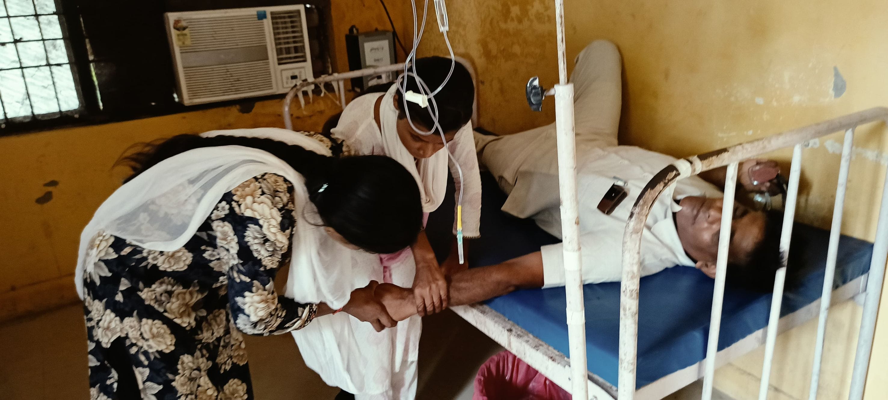 प्रशिक्षु कर रहीं मरीज का इलाज।
