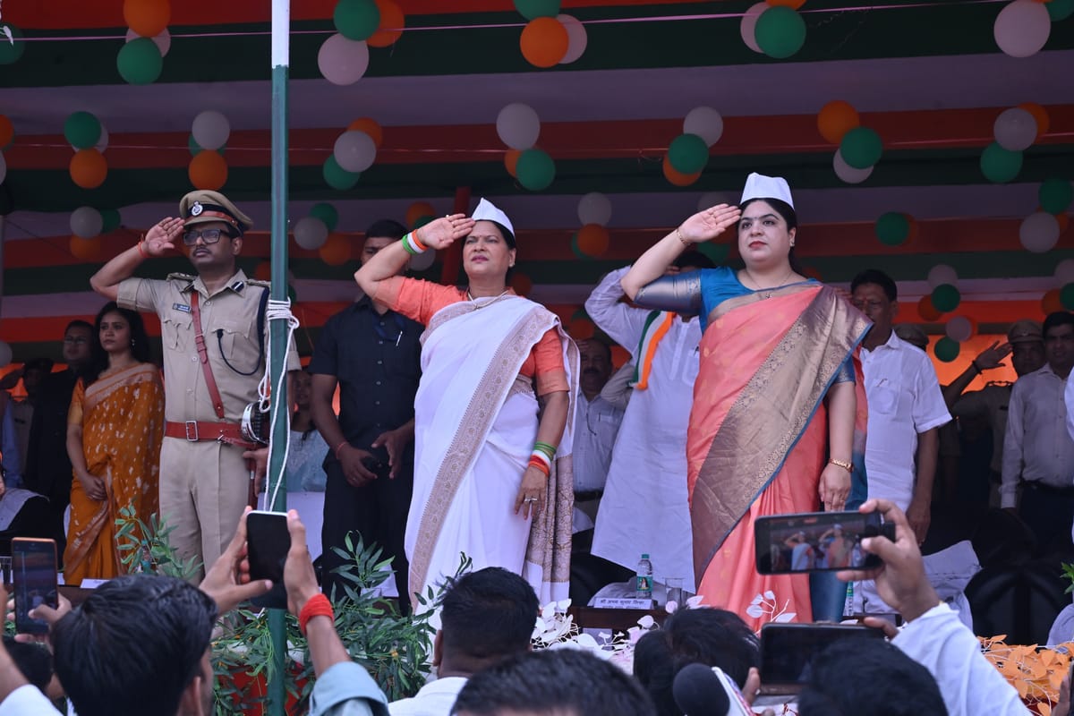 80th Indepence Day: औरंगाबाद में शान से लहराया तिरंगा, प्रभारी मंत्री निषाद ने गिनाईं जिले की विकास उपलब्धियां