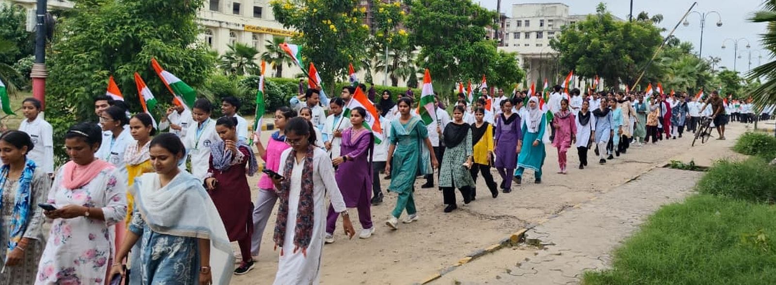 राजकीय मेडिकल कॉलेज से छात्र-छात्राओं, डॉक्टर स्टाफ ने रैली निकाली। स्रोत कॉलेज