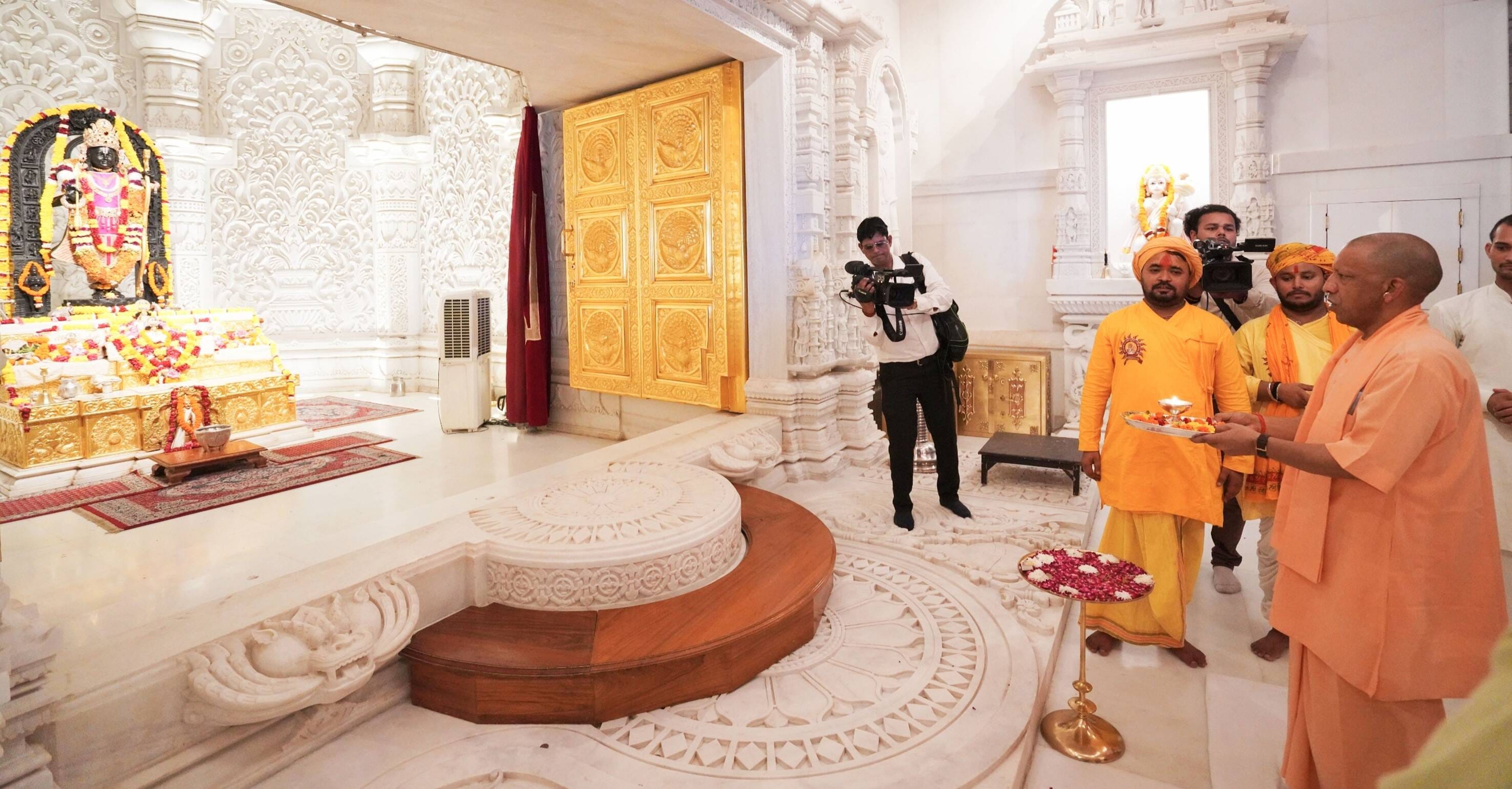 राममंदिर में दर्शन-पूजन के बाद मंदिर का जायजा लेते मुख्यमंत्री योगी आदित्यनाथ।