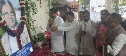 रसड़ा कस्बा स्थित गांधी पार्क में आयोजित सर्वदलीय श्रद्धांजलि सभा में उमाशंकर सिंह को श्रद्धा 