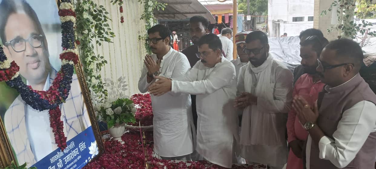 Brijesh Singh paid tribute to the MLA and offered condolences to the MLA's son.