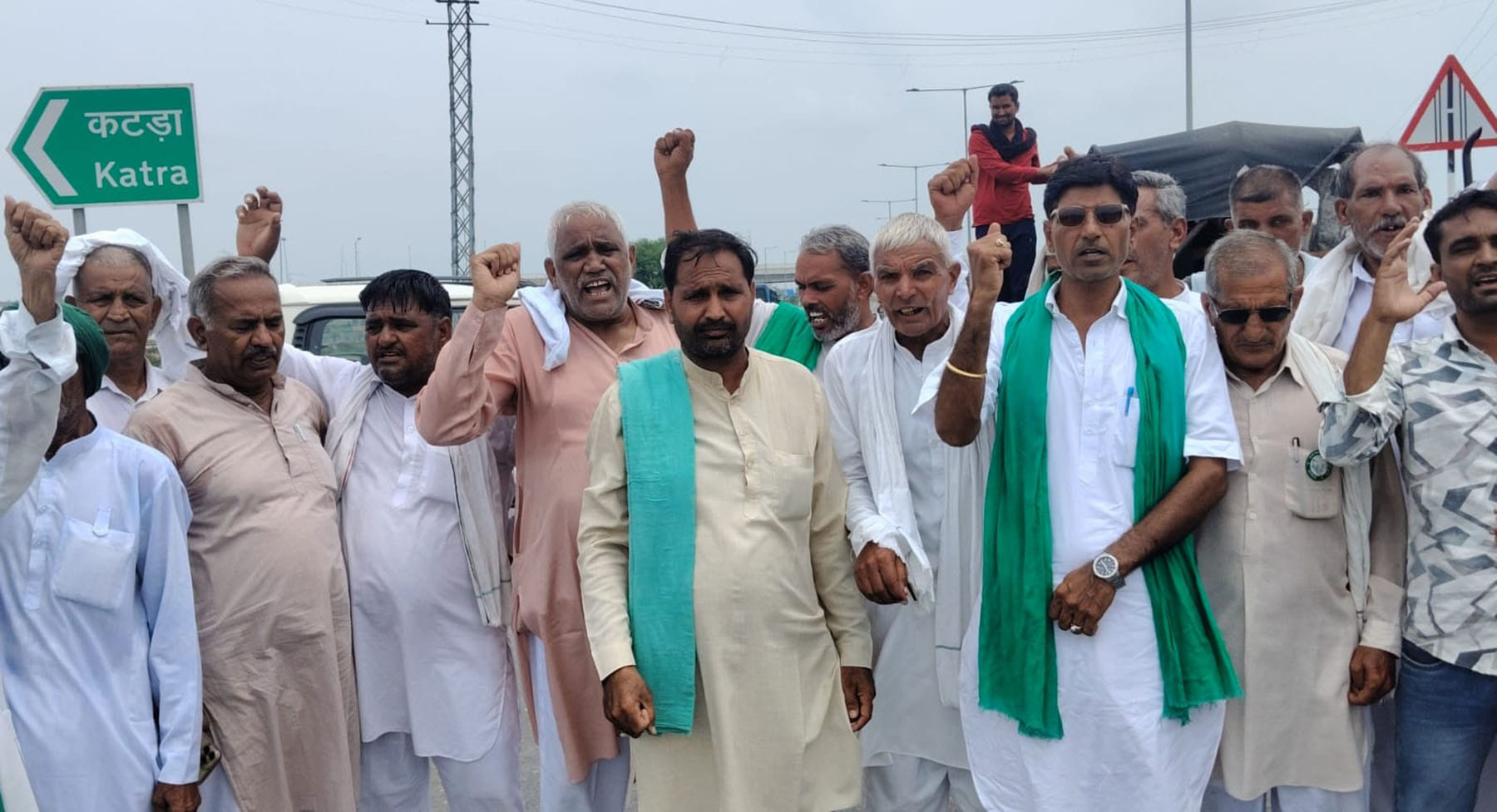 राष्ट्रीय राजमार्ग पर जमा किसान। संवाद