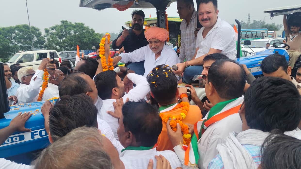 Agriculture Minister drove the tractor himself during the Tiranga Yatra