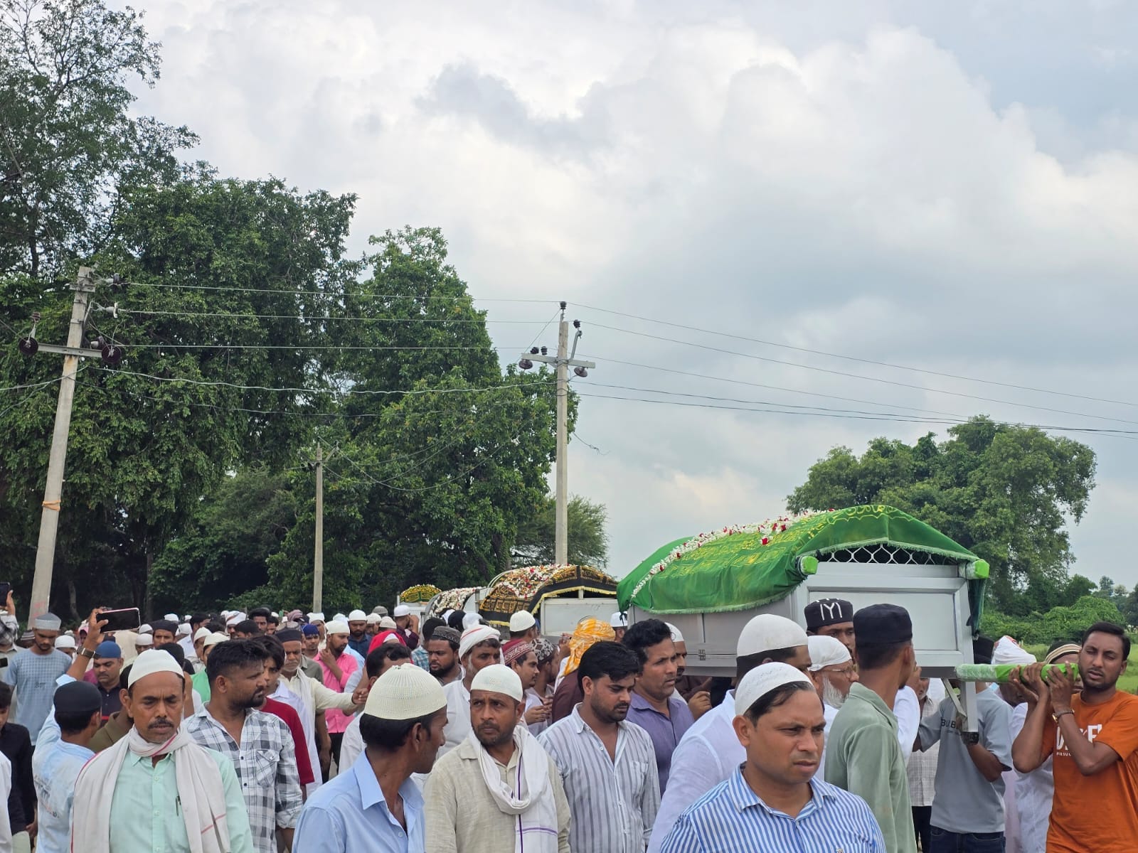सिंगरामऊ- इनामीपुर में एक साथ निकला चार जनाजा। ग्रामीण