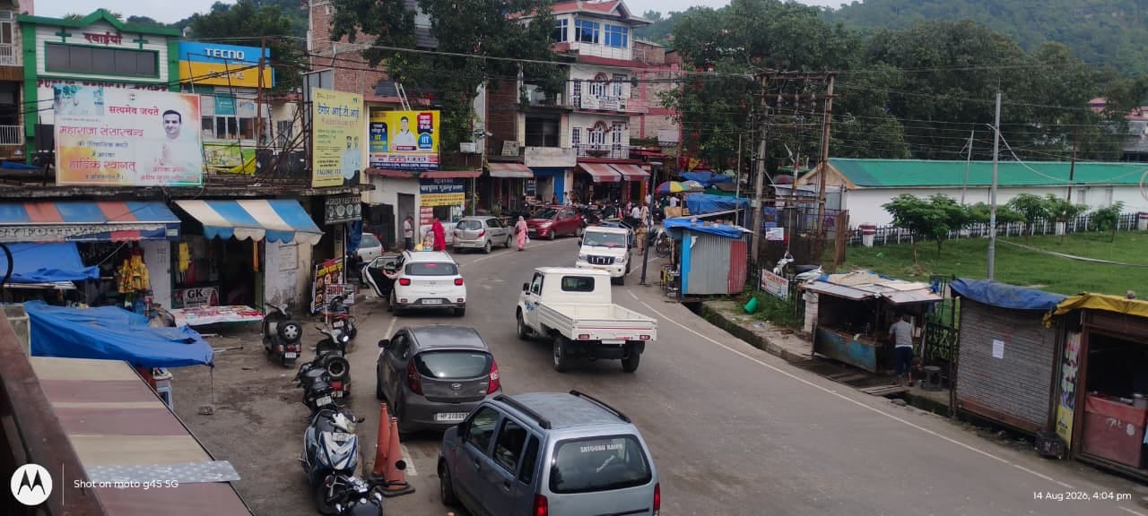 सुजानपुर बाजार में मुख्य सड़क किनारे बेतरतीव तरीके से खड़े वाहन। संवाद
