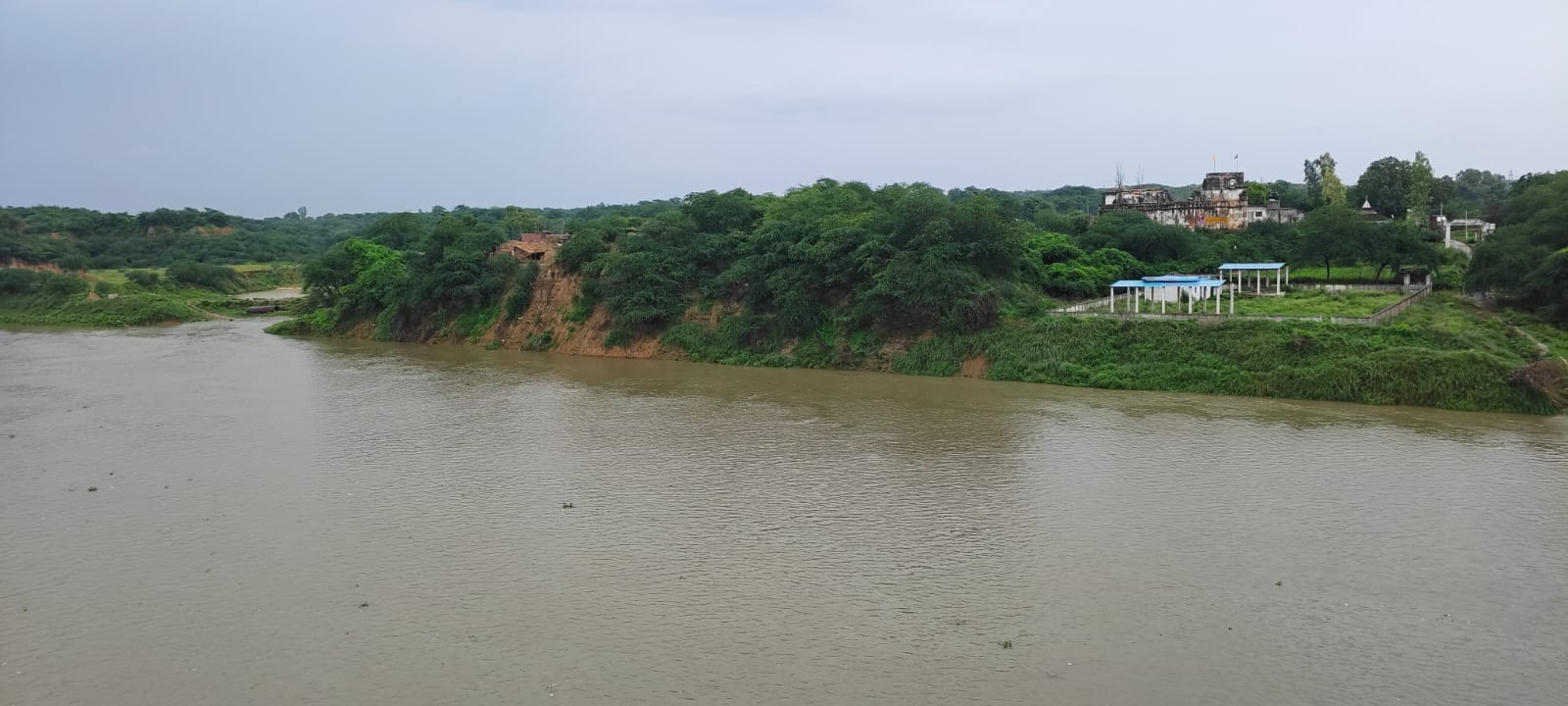 सिकरोड़ी गांव समीप यमुना नदी का बढ़ता दायरा। संवाद