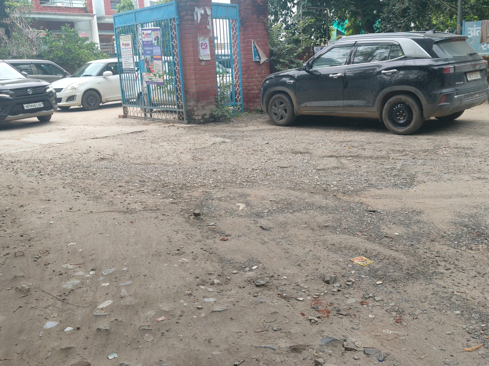 सेक्टर 1 में टूटी सड़क। संवाद