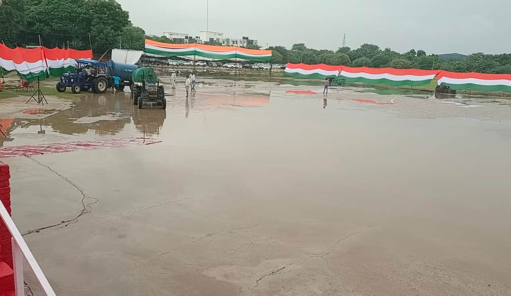 सेक्टर 12 स्थित हेलीपैड ग्राउंड में भरा पानी यहीं होना है स्वतंत्रता दिवस का कार्यक्रम फोटो अमर
