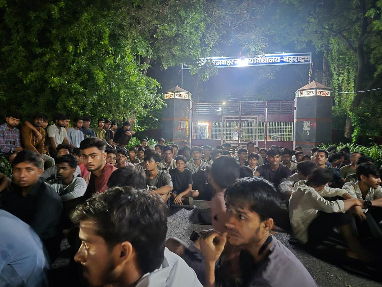 Navodaya alumnus dies in road accident; students stage protest.