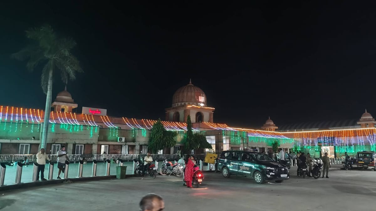 Ballia News: सुबह 8 बजे कलेक्ट्रेट में ध्वजारोहण
