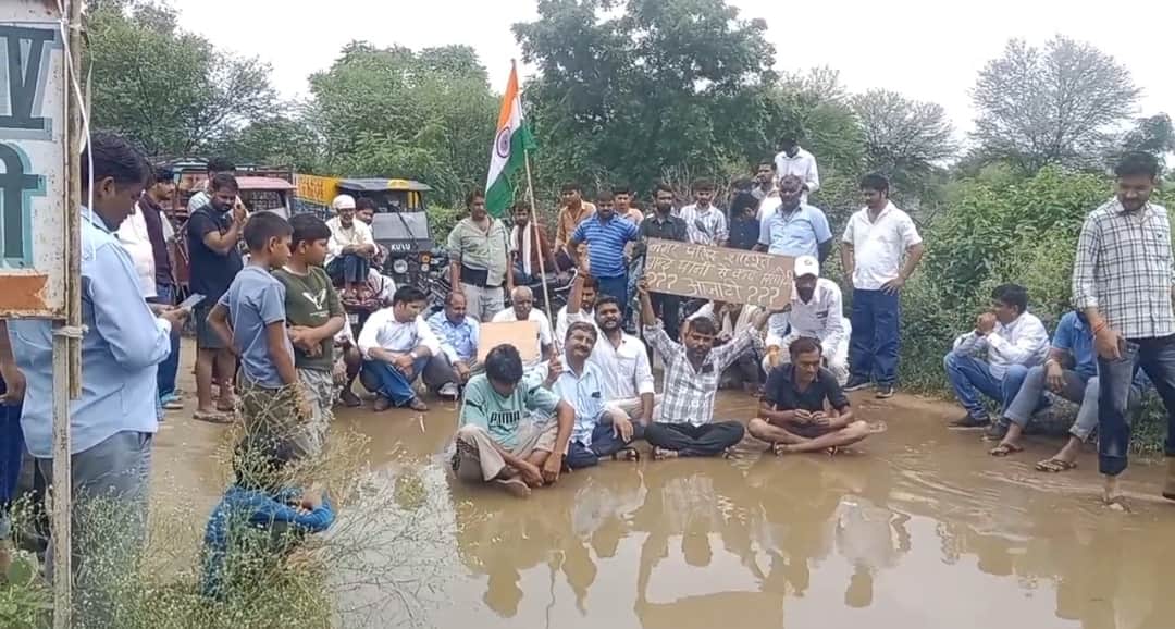Shahpura: Villagers Protest in Dirty Water with Tricolour, Ask When They’ll Get Freedom from Waterlogging