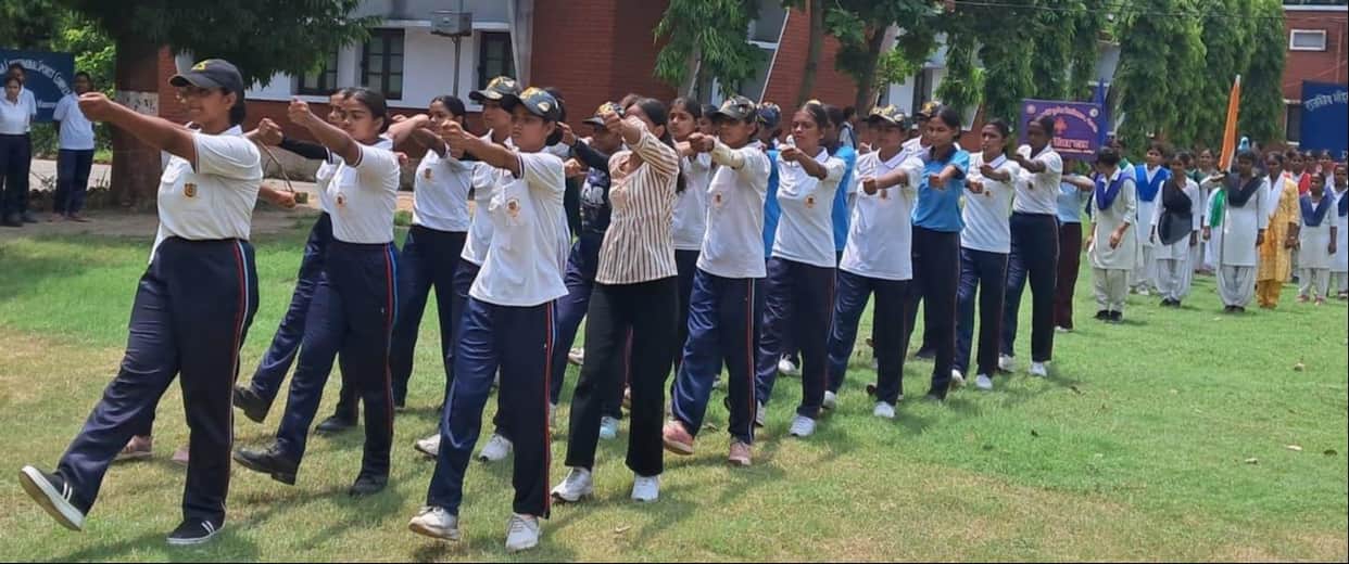 The female students rehearsed the march past.
