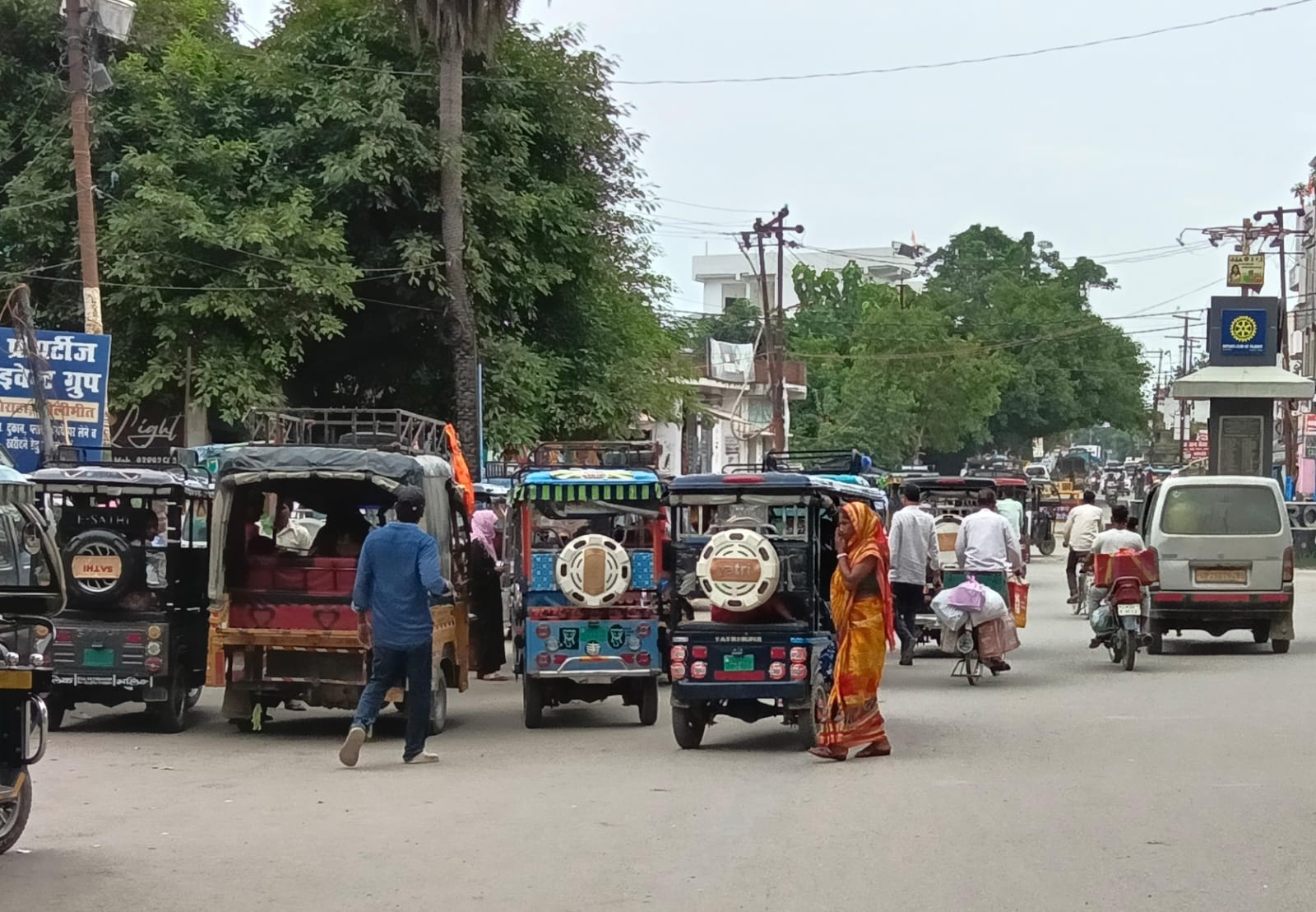 शहर के नौगवां चौराहे पर खड़े ई-रिक्शा। संवाद