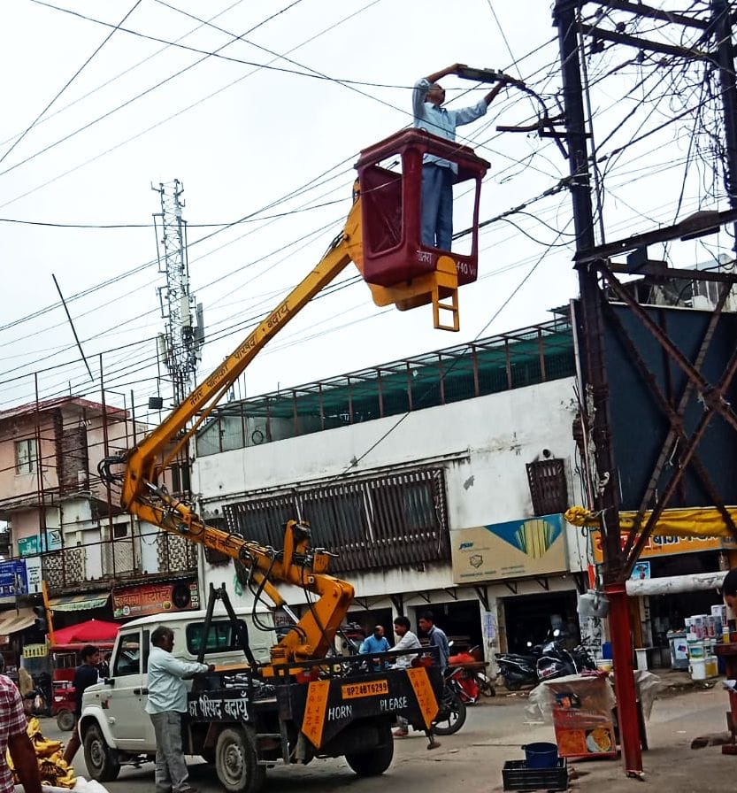 शहर में लाइटों को सही करती पालिका की टीम। संवाद