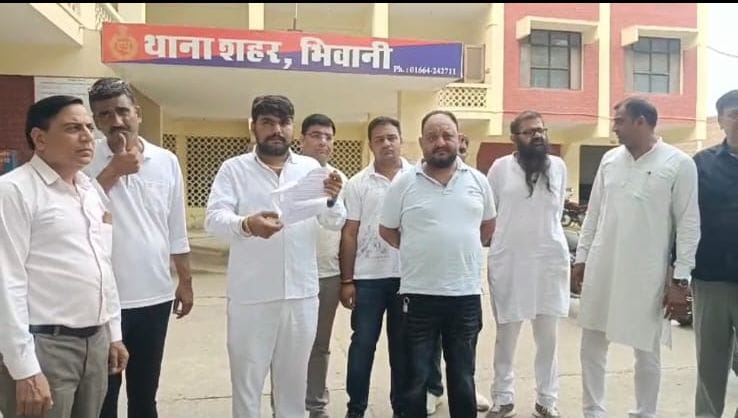 शहर थाना में शिकायत देने पहुंचे वाइस चेयरमैन प्रतिनिधि व अन्य पार्षद।