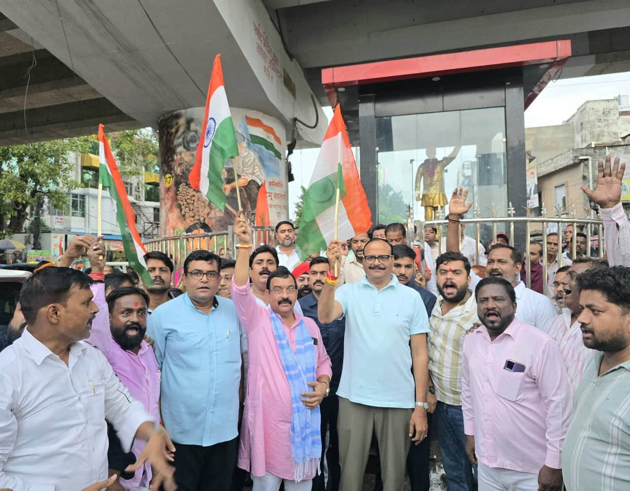 Garlanded the martyr's statue.