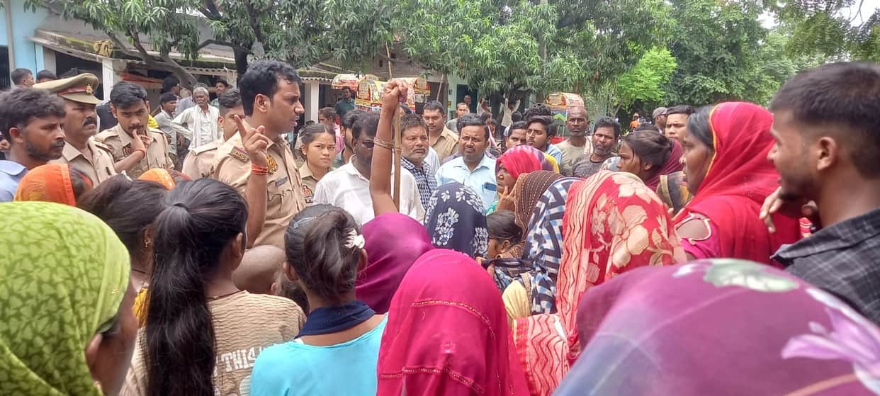Women blocked the road for an hour in protest against a liquor shop.