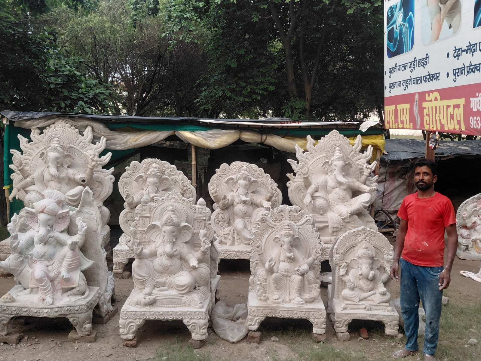 टनकपुर हाइवे पर रखीं मूर्तियां। संवाद