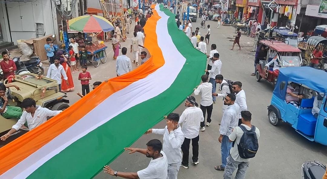 मुजफ्फरपुर में देशभक्ति का जुनून: 1,100 फीट तिरंगे के साथ सड़कों पर उतरे सैकड़ों युवा, गूंजे 'जय हिंद' के नारे