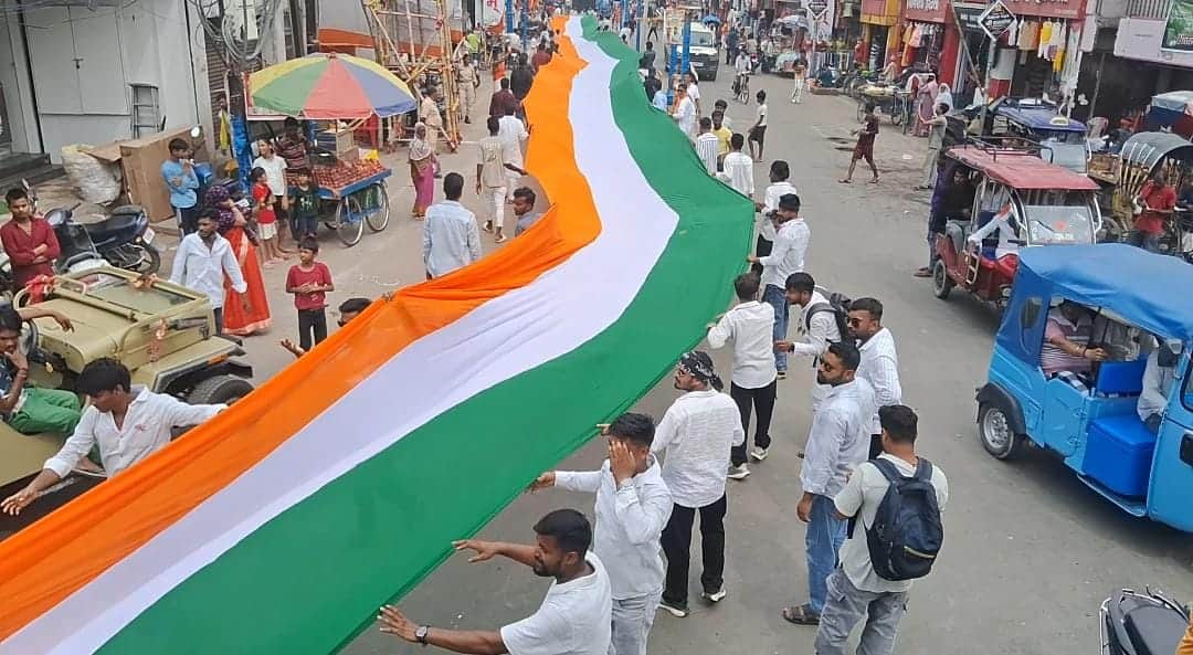 Muzaffarpur Bihar news : youth took out a thousands feet long tricolor flag march showing
