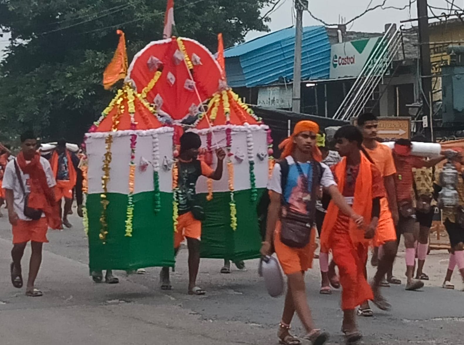 तिरंगा की बनी हुई  पालकी ले जाते श्रद्धालु। संवाद