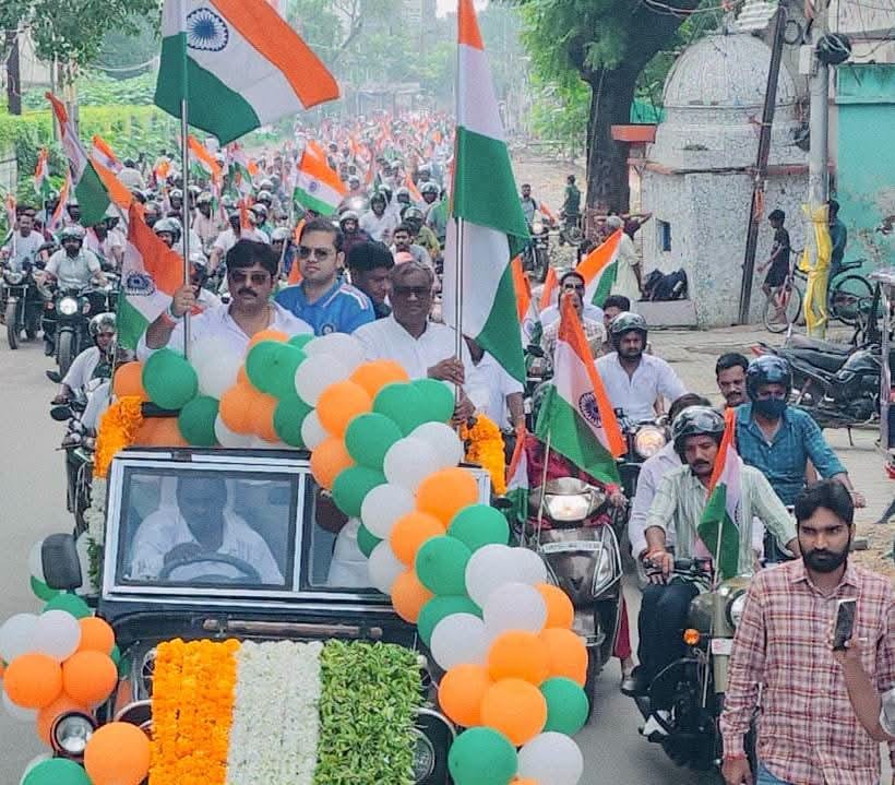 तिरंगा यात्रा में शामिल राज्यमंत्री गिरीश चंद्र यादव। सूचना विभाग