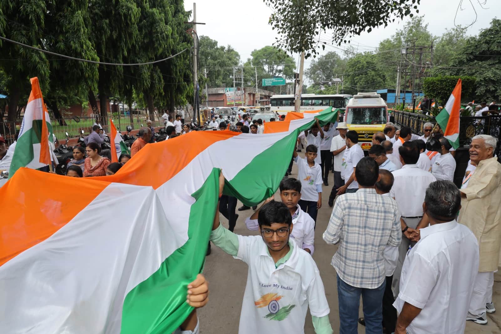तिरंगा यात्रा निकालते बच्चे। स्रोत : प्रशासन