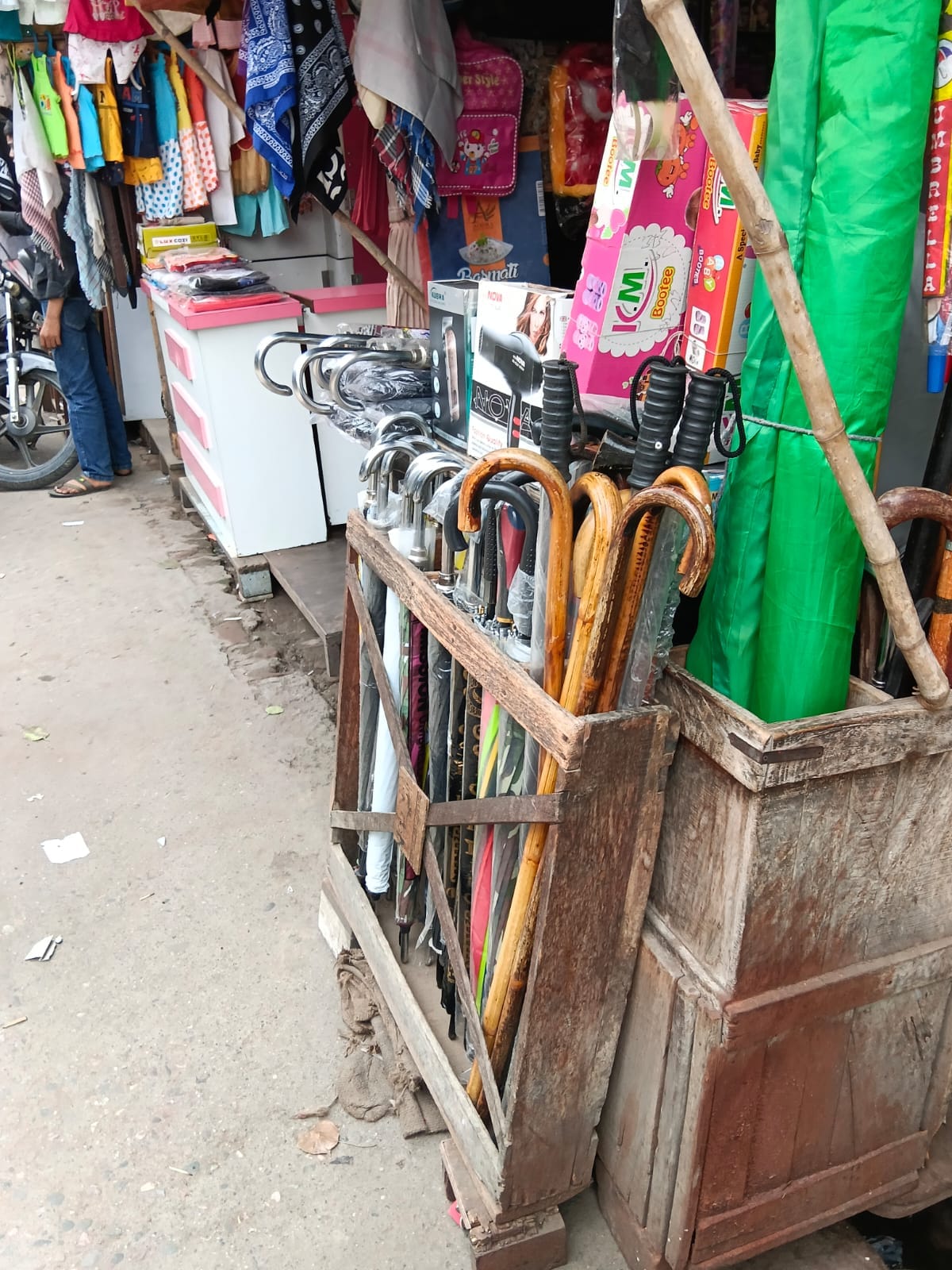 दुकान के बाहर बिक्री के लिए रखे छाते। संवाद