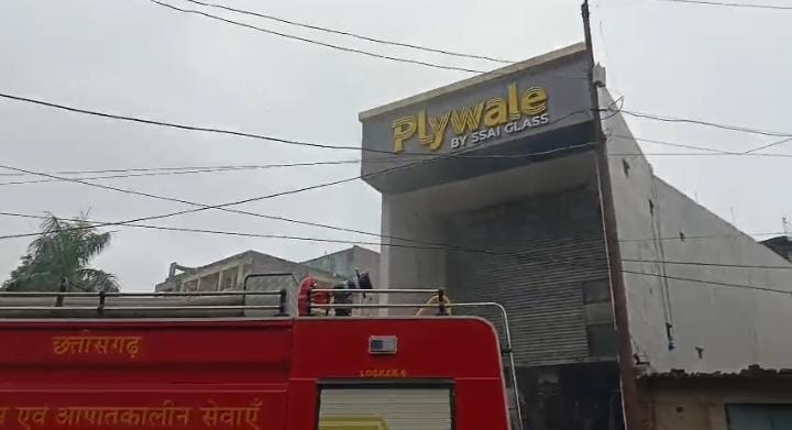 दुकान पर शॉर्ट सर्किट से लगी आग