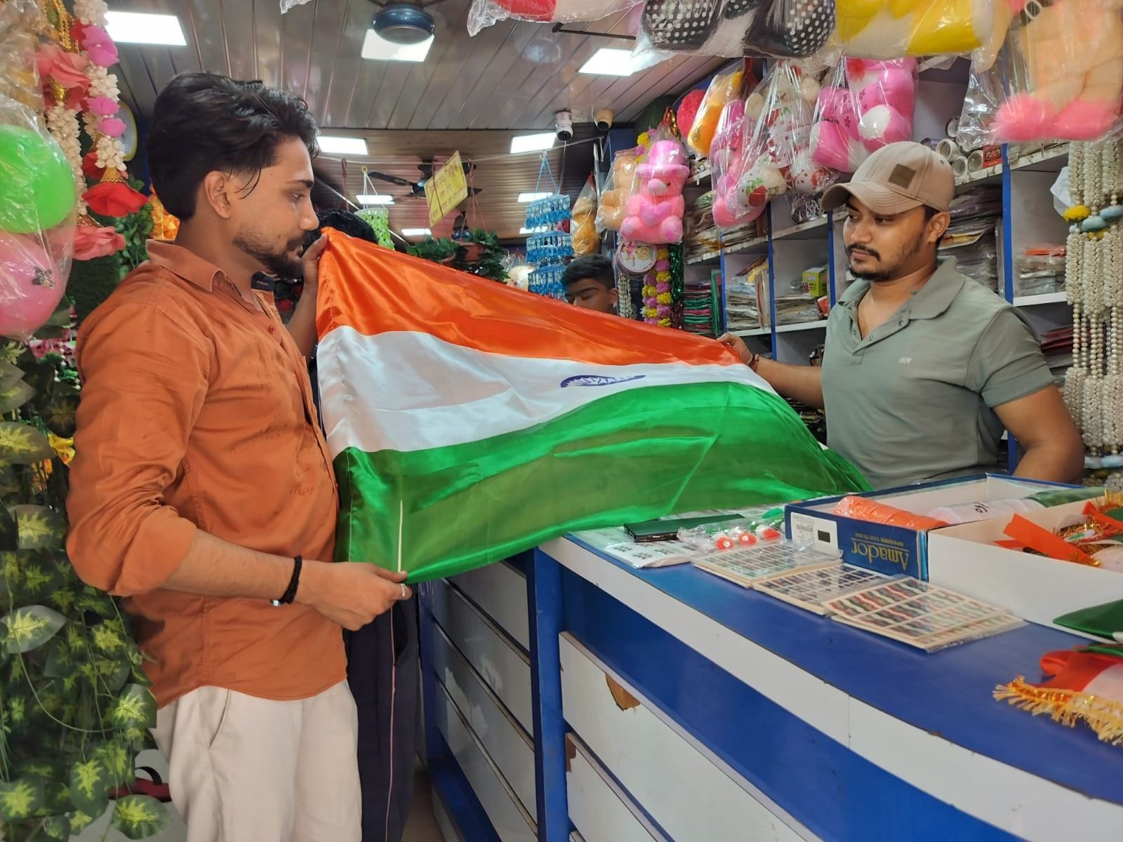दुकान पर तिरंगा देखते ग्राहक। संवाद
