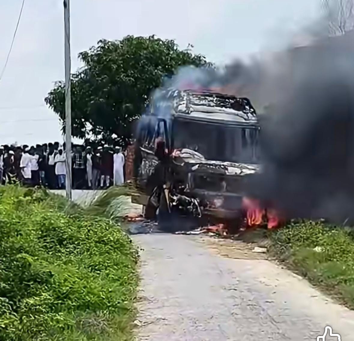 धू धूकर जलता स्कूली विद्यालय का वैन
