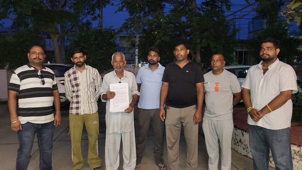 धीन गांव में खंभे से करंट लगने पर घोड़ी के मरने के बाद रोष जताते हुए ग्रामीण: संवाद